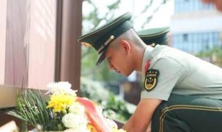 延乔路路牌下摆满鲜花